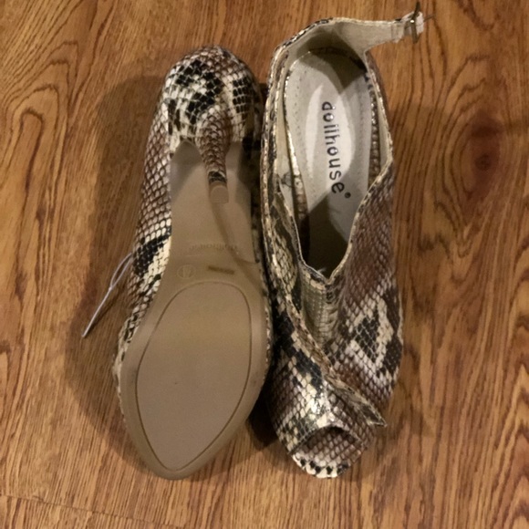 Size 8 dollhouse heels - Picture 3 of 3